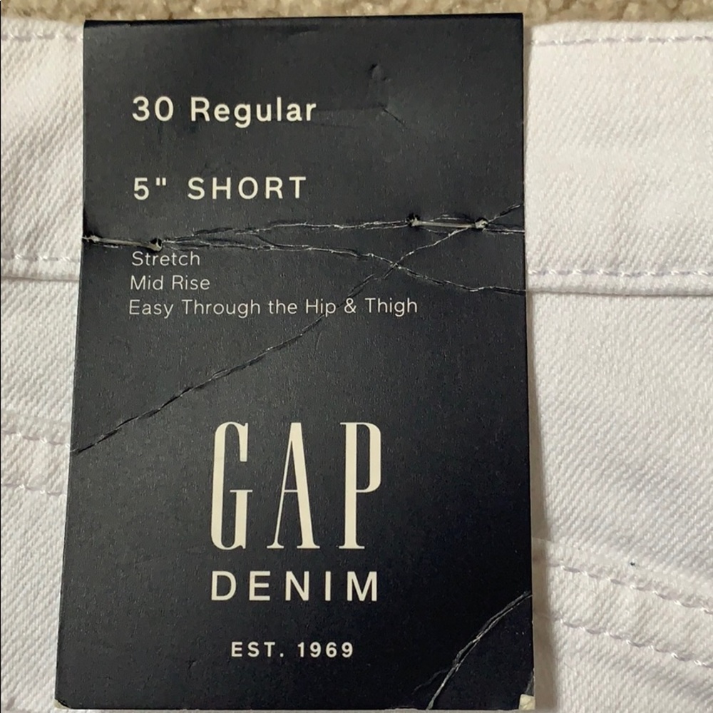 Gap 5” Mid- Rise Shorts - Picture 4 of 4